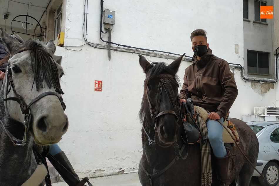 Foto 2 - Jinetes de Valdefuentes visitan Béjar en el itinerario de una ruta a caballo