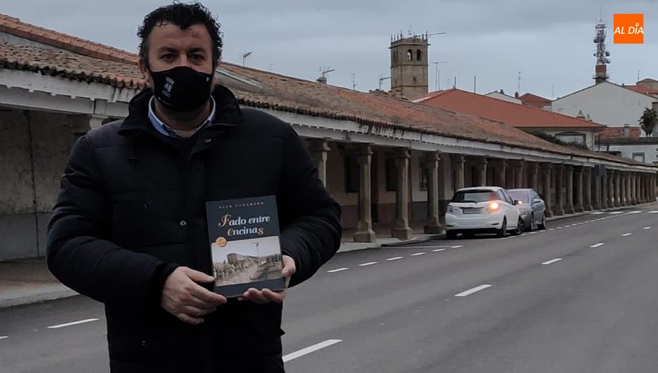 Paco Cañamero con su nuevo libro junto a los soportales de Santa Ana en Vitigudino