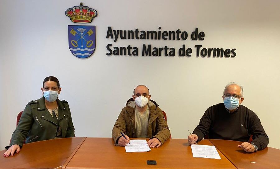 Firma de la renovación de este convenio en el Ayuntamiento de Santa Marta de Tormes