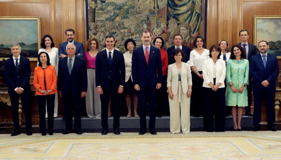 Los miembros del nuevo gabinete junto al rey de España, Felipe VI