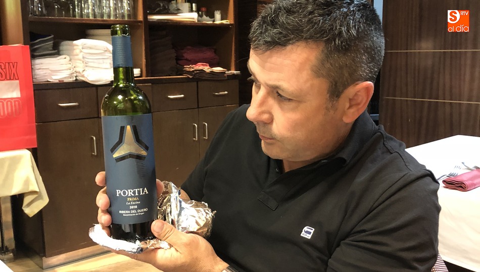 Javier Bragado con una botella de Portia 2015
