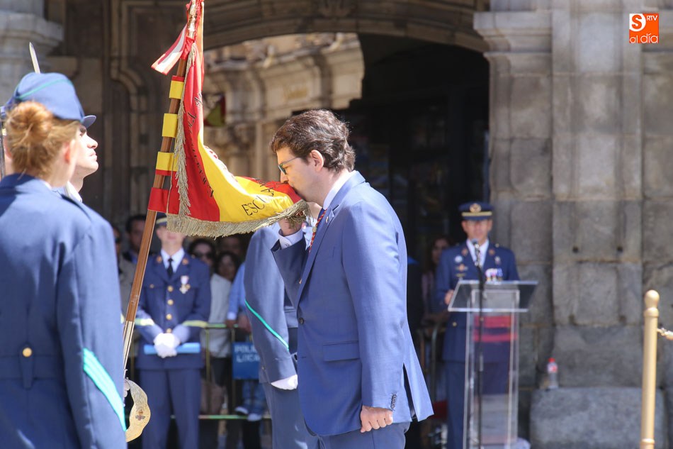 Foto 2 - Los salmantinos se reúnen en la Plaza Mayor para jurar su lealtad ante la Bandera de España  