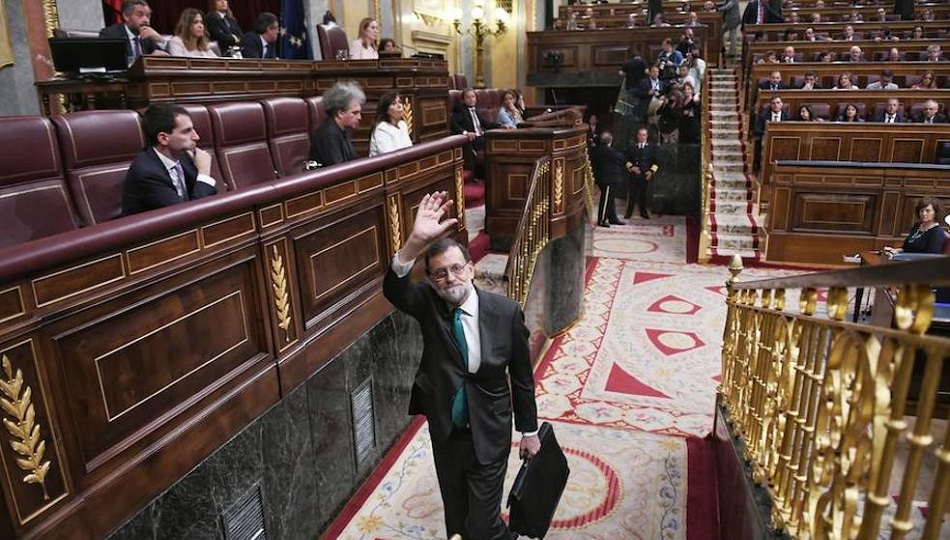 Rajoy abandona el Congreso saludando a compañeros de partido. Foto: Dani Gago/El Norte de Castilla