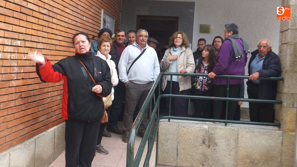 Un grupo de vecinos esperan a ser atendidos en la puerta de la biblioteca / E. Corredera