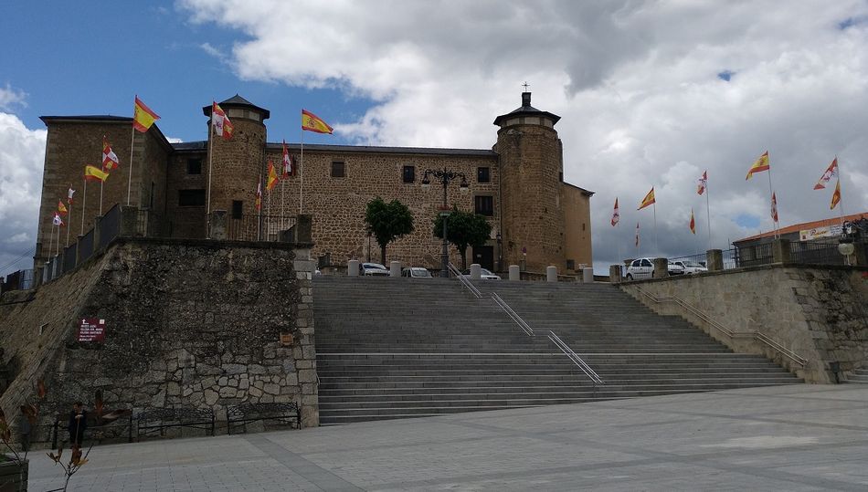 Banderas de Castilla y León en la Plaza Mayor de Béjar