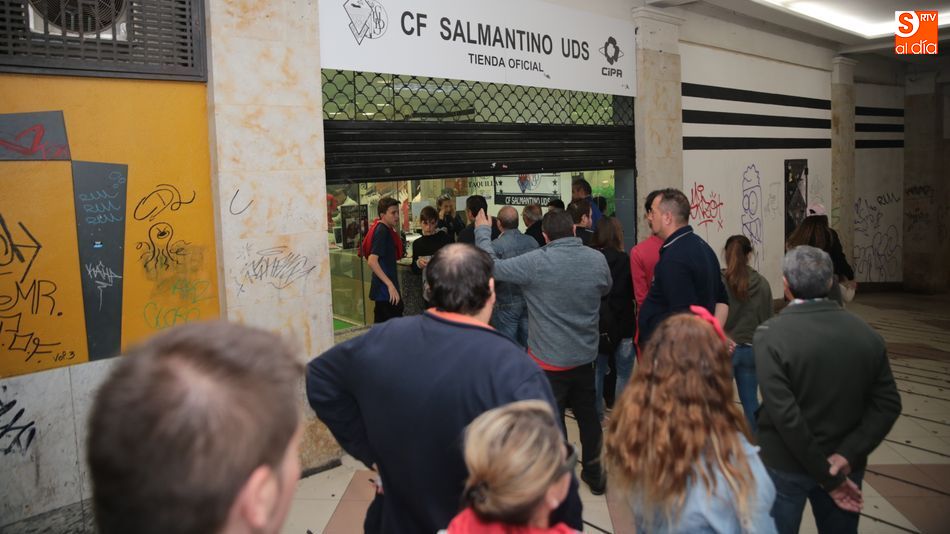 Numerosos aficionados esperan su turno en el pasaje coliseum para adquirir las entradas para el partido del domingo. Fotos: Alberto Martín