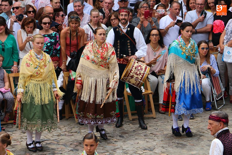 Mujeres de La Alberca vistiendo trajes tradicionales