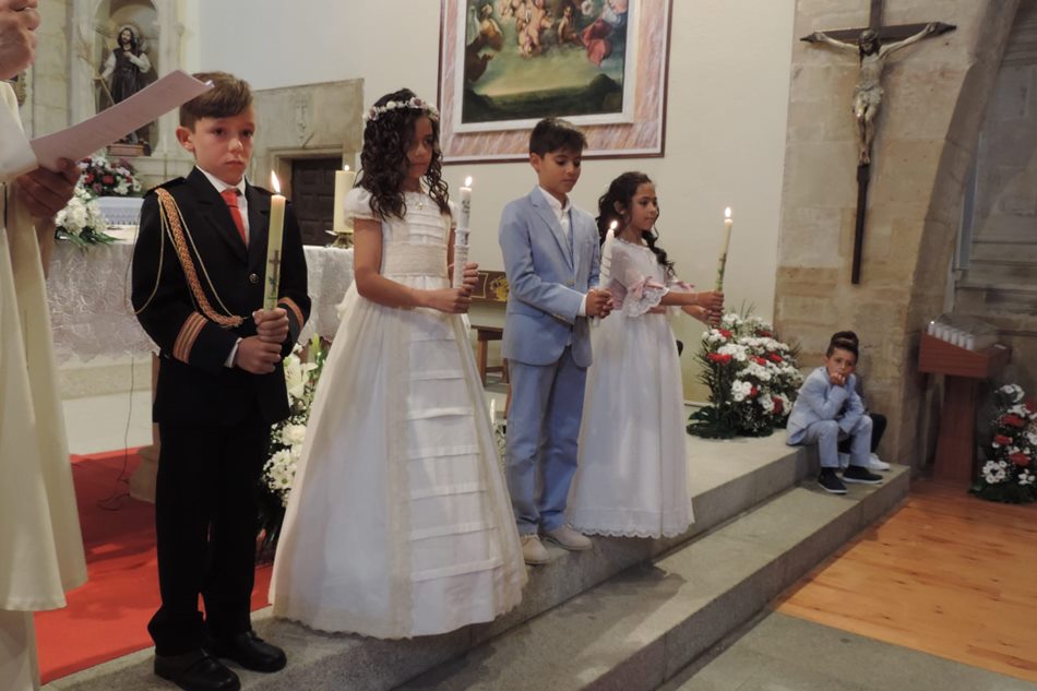 Cuatro niños toman la primera comunión en Aldearrubia