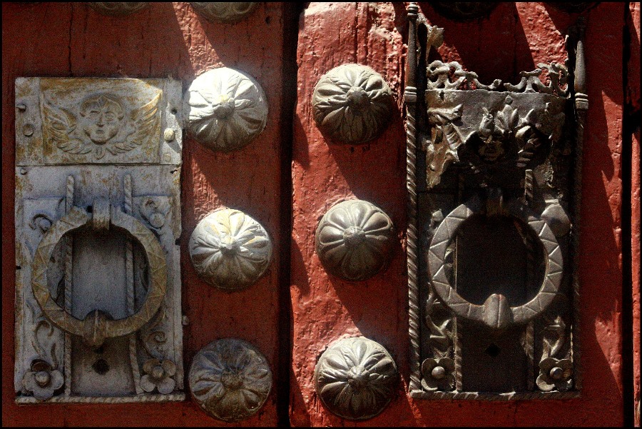 Tenían las antiguas aldabas un martillo sencillo que daba contra la pieza de hierro, bronce o latón. Foto de José Amador Martín