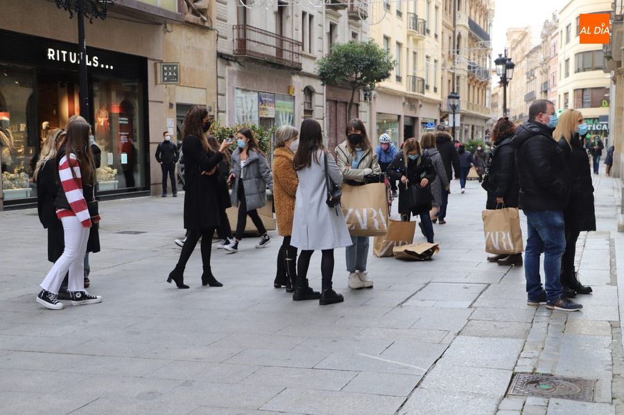 Foto 4 - Colas en las calles comerciales de Salamanca para aprovechar los descuentos y promociones