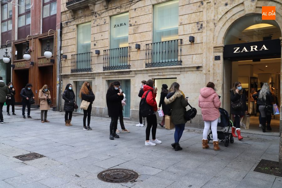 Foto 3 - Colas en las calles comerciales de Salamanca para aprovechar los descuentos y promociones