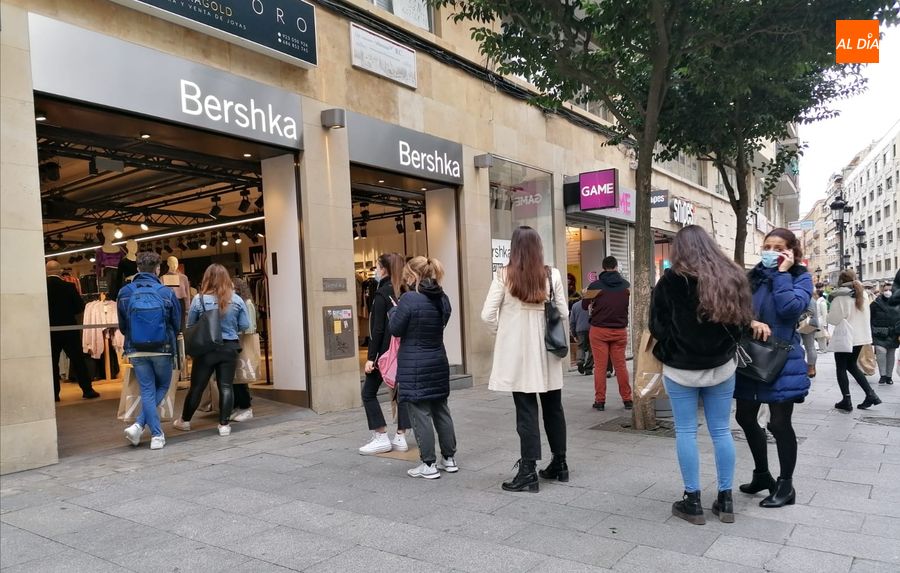 Foto 2 - Colas en las calles comerciales de Salamanca para aprovechar los descuentos y promociones