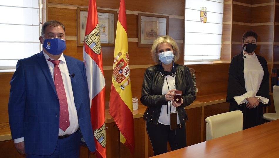 Fabián Martín, cuarta generación de Pan de Ángel, junto a Rosa Ramos, han hecho entrega del broche de la Oblea de Oro a la consejera de Sanidad