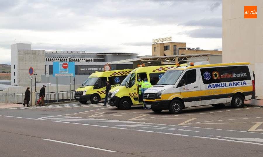 Ambulancias junto al Hospital Virgen de la Vega. Foto de Lydia González