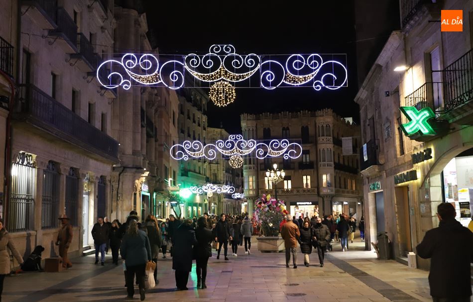Salamanca con las luces navideñas encendidas