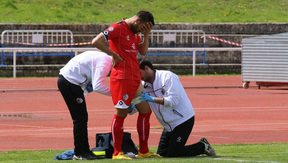 Murci es atendido tras lesionarse en el derbi. Foto: Alberto Martín