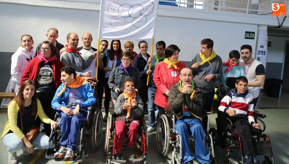 Algunos de los participantes de estas V Olimpiadas Intergeneracionales, en el pabellón de Santa Marta de Tormes. Foto de Alberto Martín