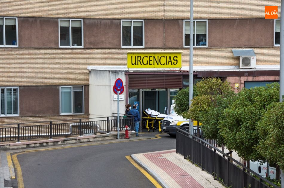 Entrada al servicio de urgencias del Hospital Clínico Universitario. Foto de archivo