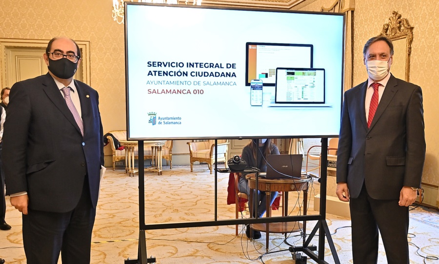 El alcalde de Salamanca, Carlos García Carbayo, presenta el nuevo servicio integral de Atención Ciudadana, junto al concejal Fernando Rodríguez