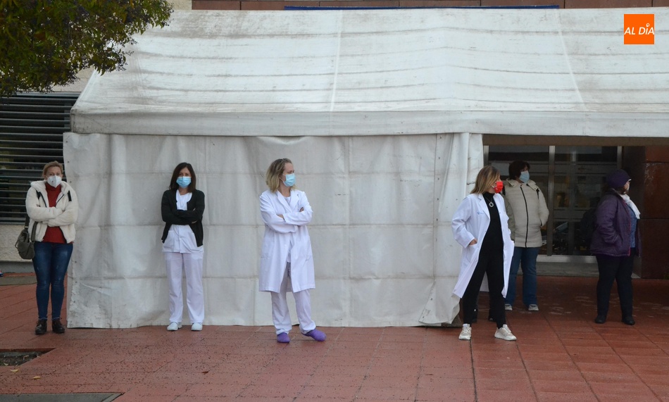 Foto 5 - Trabajadores del Centro de Salud vuelven a concentrarse contra el ‘decretazo’ de la Junta  