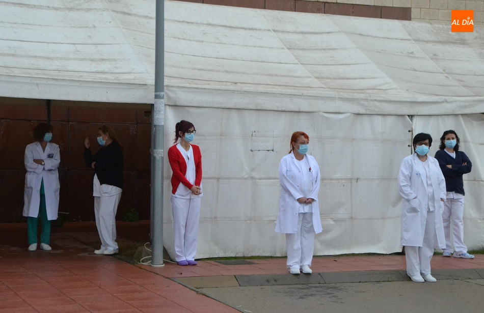 Foto 4 - Trabajadores del Centro de Salud vuelven a concentrarse contra el ‘decretazo’ de la Junta  