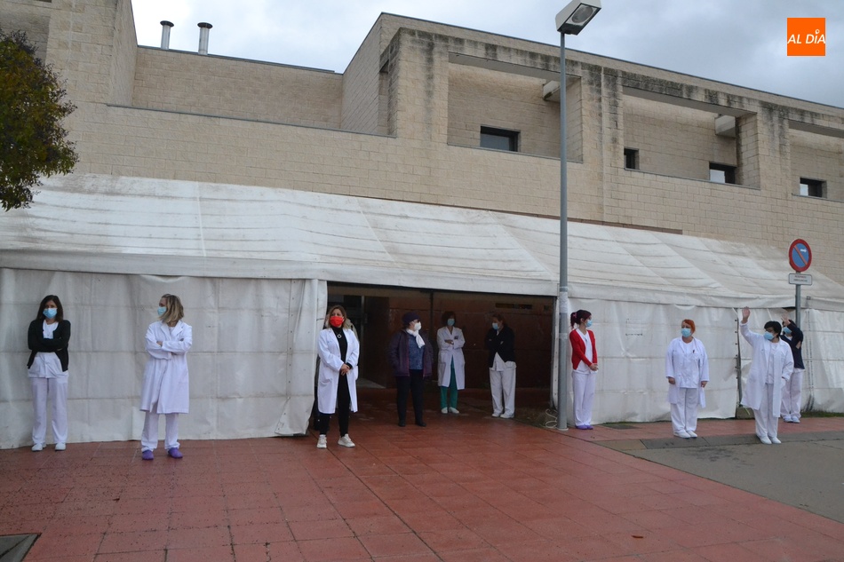 Foto 2 - Trabajadores del Centro de Salud vuelven a concentrarse contra el ‘decretazo’ de la Junta  