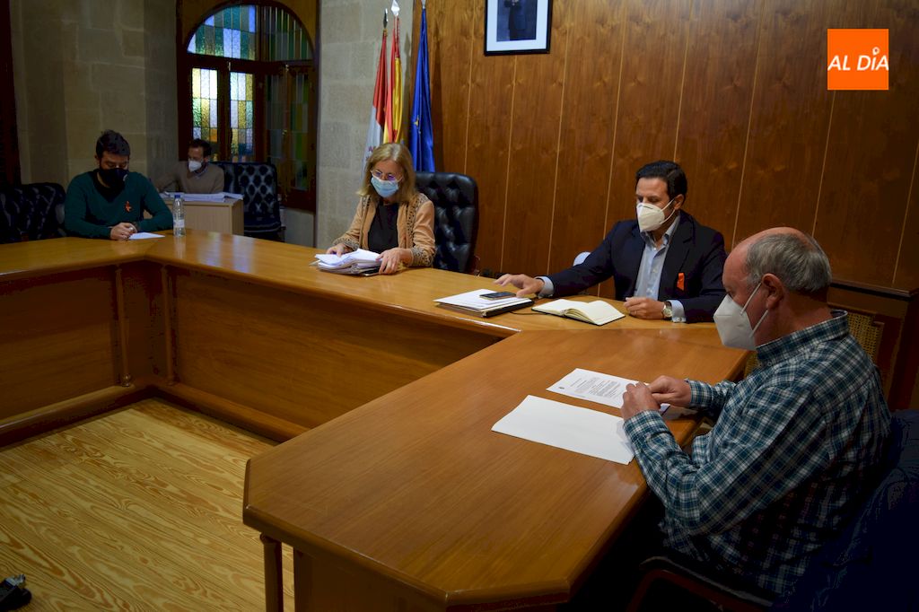 Pleno ordinario celebrado en el Ayuntamiento de Alba de Tormes / Pedro Zaballos