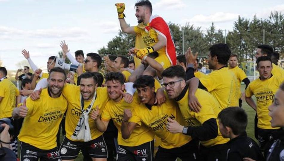 Los jugadores de Unionistas celebran el título en Becerril. Foto: Antonio Quintero/El Norte de Castilla