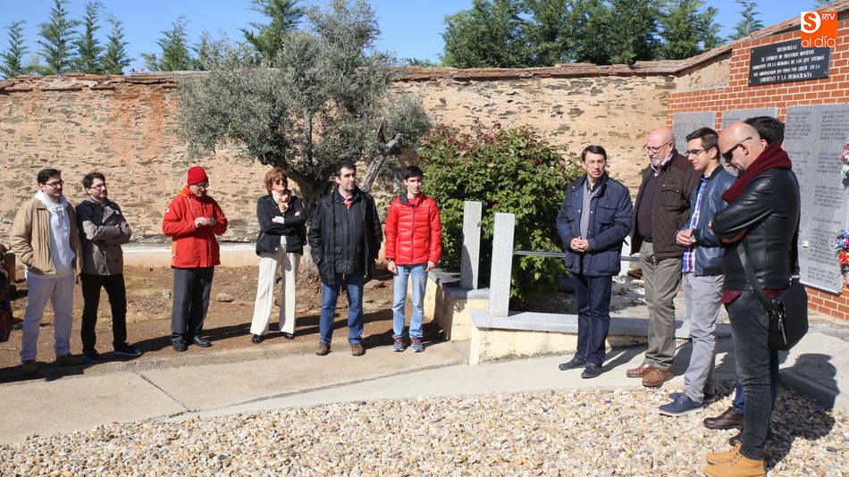 Homenaje a las víctimas del franquismo en el cementerio San Carlos Borrmeo. Foto: Alberto Martín