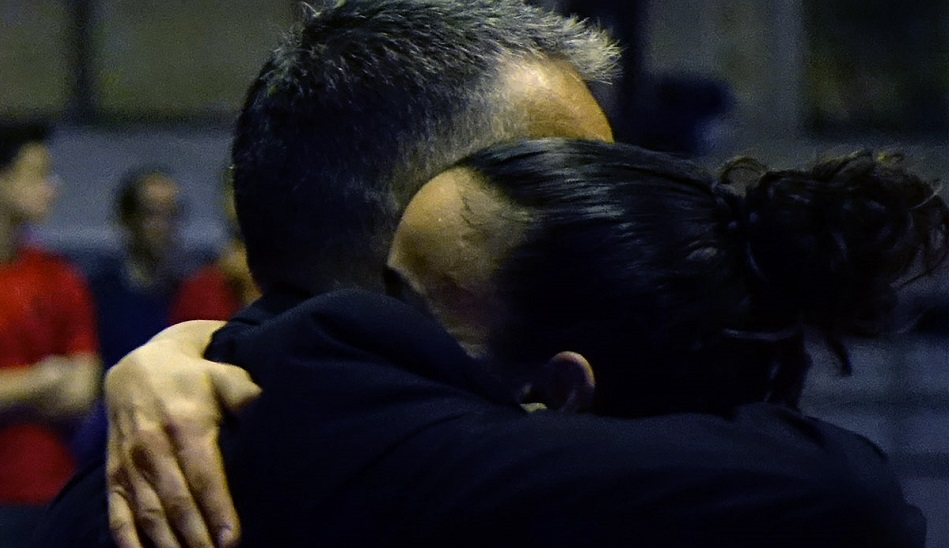 Ortega se funde en un emotivo abrazo con la capitana, Silvia Domínguez. Fotos: Perfumerías Avenida