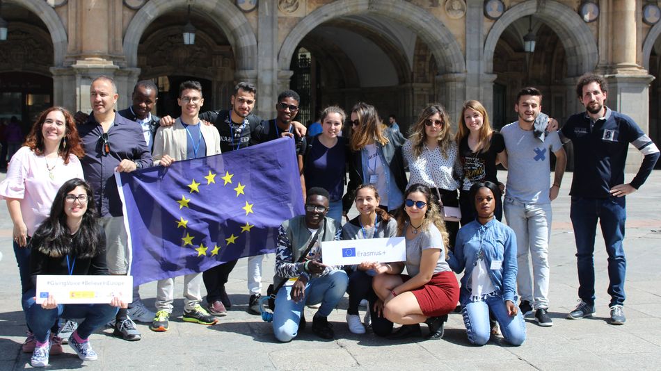 Jóvenes europeos en la Plaza Mayor de Salamanca