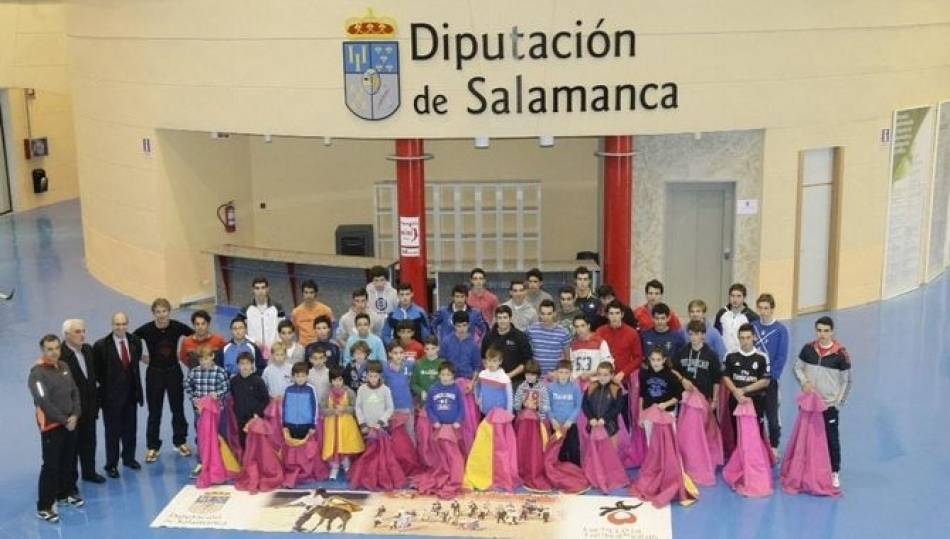 Alumnos y docentes de la Escuela de Tauromaquia de Salamanca, que promueve la Diputación