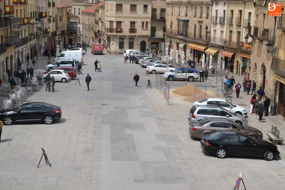 1Foto: Estaba prohibido el aparcamiento en la Plaza, pero…  