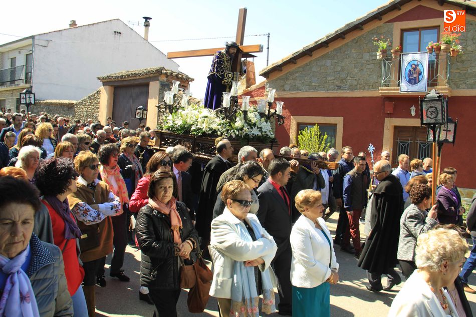 Los vecinos arropan la imagen del Nazareno en la procesión de bajada / M. Nicolás