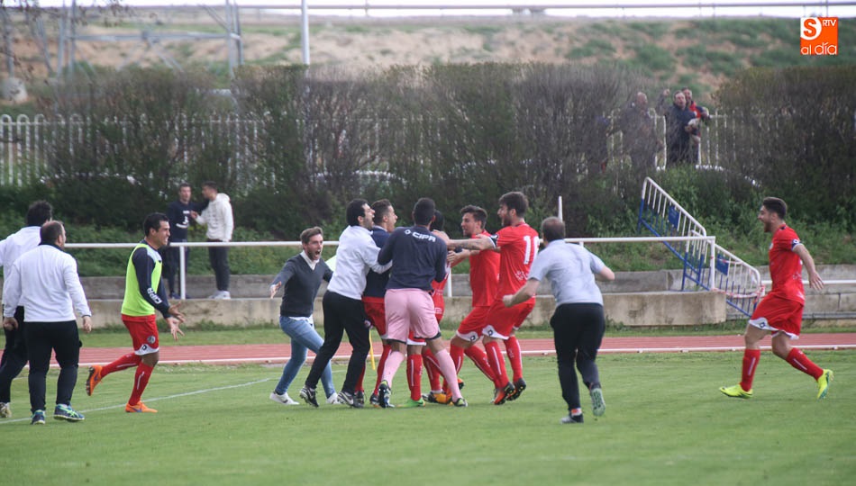 Los jugadores del CF Salmantino UDS se abrazan tras marcar el  gol de la victoria en el derbi. Foto: Alberto Martín