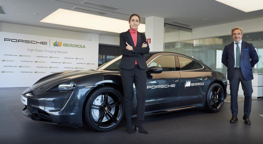 La directora global de Smart Mobility de Iberdrola, Raquel Blanco, junto al director general de Porsche Ibérica, Tomás Villén