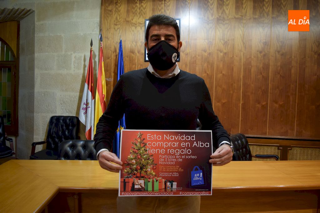 Gonzalo Bautista, concejal de Desarrollo Local, sostiene el cartel de la campaña