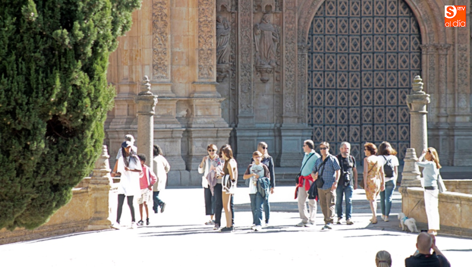 Turistas en la plaza de Anaya, junto a la Catedral