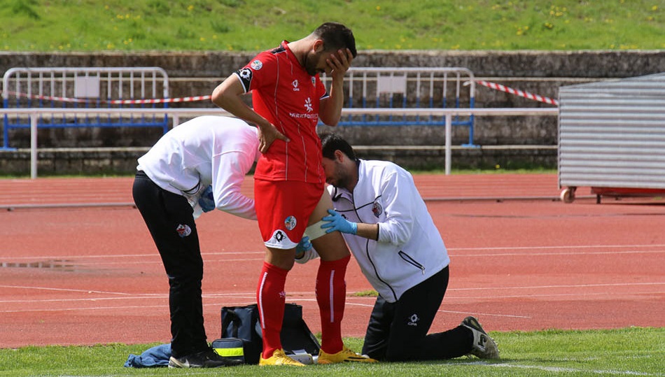 Murci es atendido por los responsables médicos del CF Salmantino UDS tras lesionarse. Foto: Alberto Martín