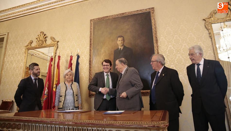 Primer convenio de colaboración entre el Ayuntamiento y el Casino de Salamanca. Fotos: Alejandro López