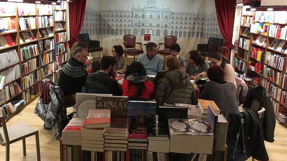 Una de las sesiones del club en la librería Santos Ochoa/Foto: Leituras à volta da mesa