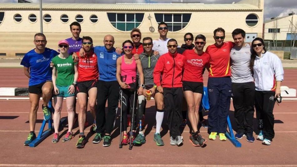 Selección española de triatlón paralímpico con el salmantino Alejandro Sánchez Palomero (en el centro, al fondo). Fotos: Bárbara Sánchez Palomero