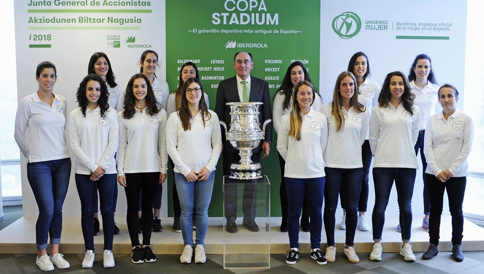 Ignacio Galán con 14 deportistas en la Torre Iberdrola de Bilbao