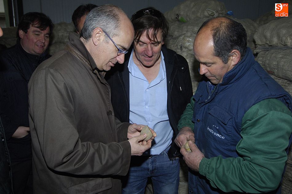 El presidente de la Diputación, Javier Iglesias, comprobando la calidad de las patatas de la zona | Fotos: Adrián Martín