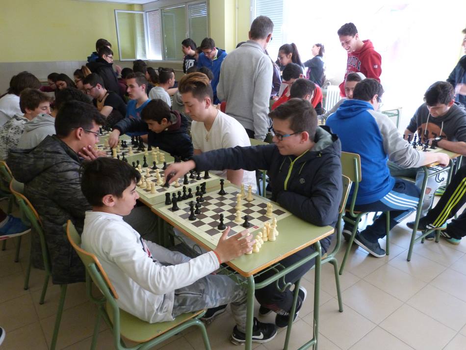 Alumnos participando en el torneo de ajedrez