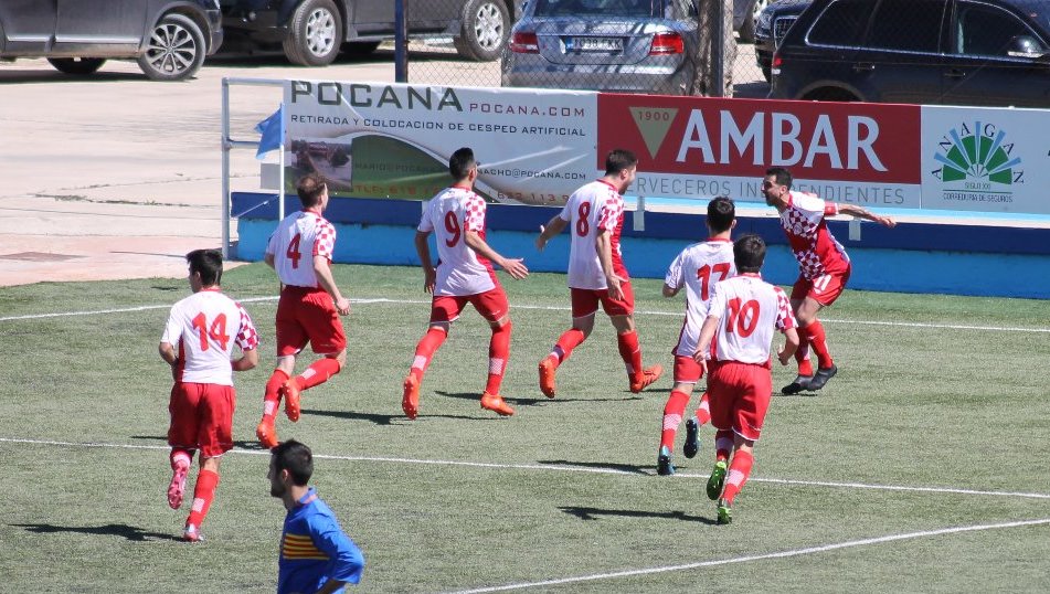 Juanan del Álamo, con el dorsal 8, celebra su gol con los compañeros de la selección de Castilla y León