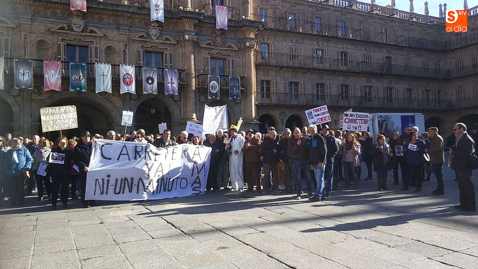 Los manifestantes de El Cerro exhibieron sus pancartas y protestas en la Plaza Mayor de Salamanca