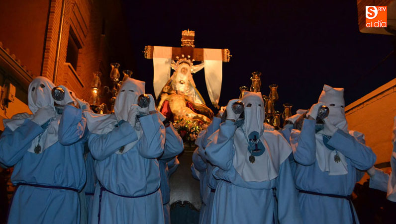 La cofradia Vera Cruz inauguraba los actos procesionales del Viernes Santo con su tradicional Vía Crucis