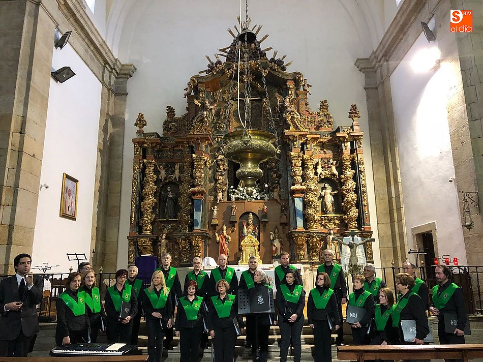 La Coral de Béjar acerca la música sacra a los vecinos de Mogarraz