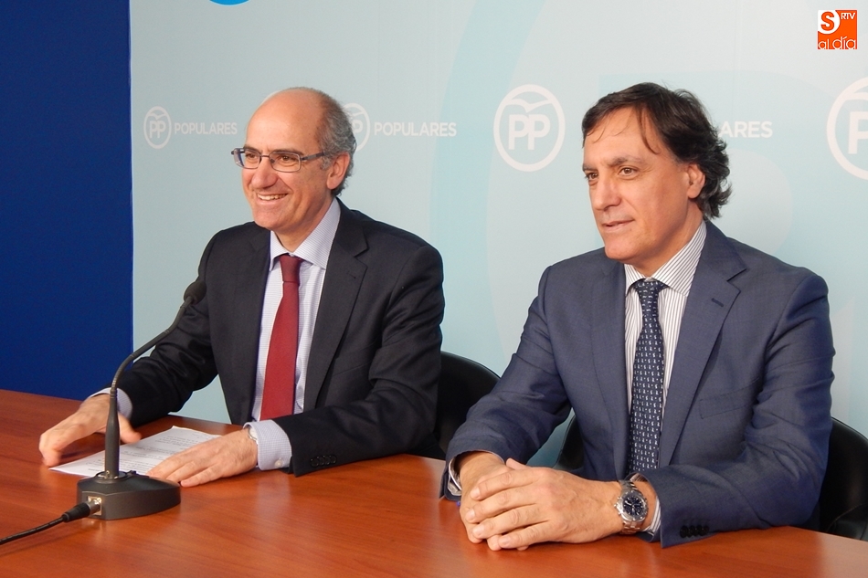 Javier Iglesias y Carlos García Carbayo, durante su comparecencia en la sede del PP de Salamanca